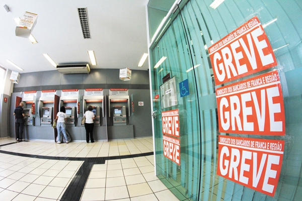 Clientes utilizam caixa eletrônico em banco da região central; muitos não sabiam da paralisação